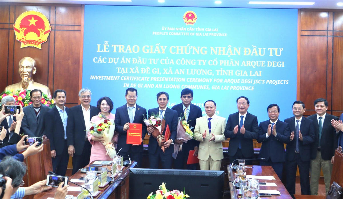 Lãnh đạo tỉnh Gia Lai trao giấy chứng nhận đăng ký đầu tư 3 dự án tại khu vực đầm Đề Gi cho Công ty Cổ phần Arque Degi. Ảnh: CV.