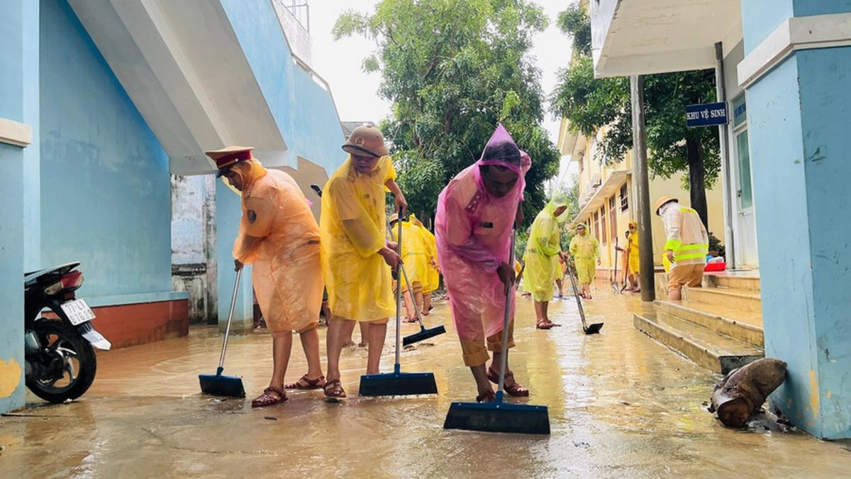Cán bộ Phòng CSGT, Công an TP Hồ Chí Minh dọn dẹp bùn đất tại Bệnh viện Lao và Bệnh phổi Quy Nhơn. Ảnh: CV.