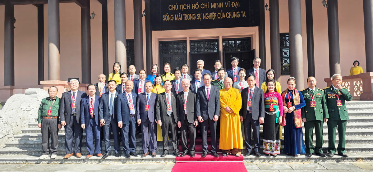 Các đại biểu tham dự Đại hội Ủy ban MTTQ tỉnh Thanh Hóa lần thứ&nbsp; 16 cùng chụp ảnh lưu niệm tại khu tưởng niệm Chủ tịch Hồ Chí Minh. Ảnh: Nguyễn Chung.