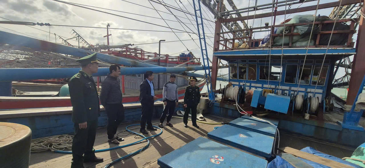 Hai tàu cá vi phạm quy định về duy trì kết nối thiết bị giám sát hành trình trong quá trình khai thác hải sản. &nbsp;Ảnh: HN