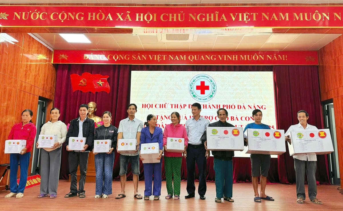 Trao các bộ dụng cụ thiết yếu cho người dân xã Hòa Tiến.&nbsp;Ảnh: Nguyễn Tú.