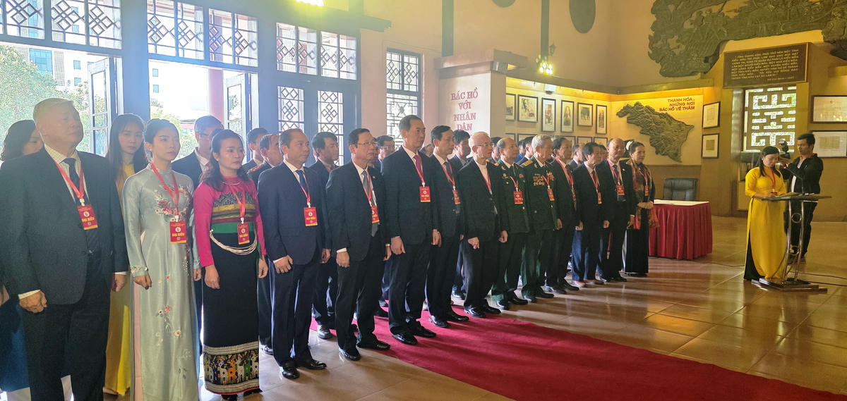 Đoàn đại biểu Ủy ban MTTQ tỉnh Thanh Hóa báo công với Bác tại khu tưởng niệm. Ảnh: Nguyễn Chung.