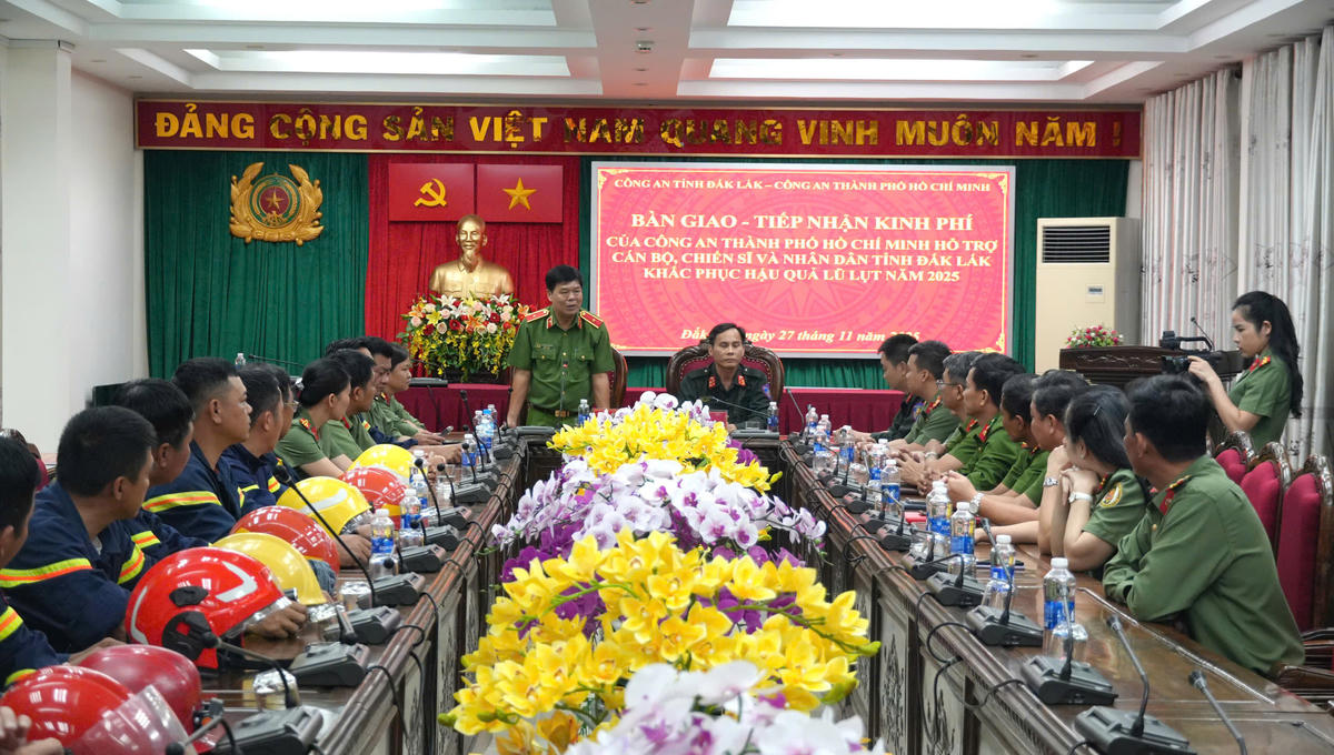 Toàn cảnh buổi làm việc. Ảnh: SĐ.