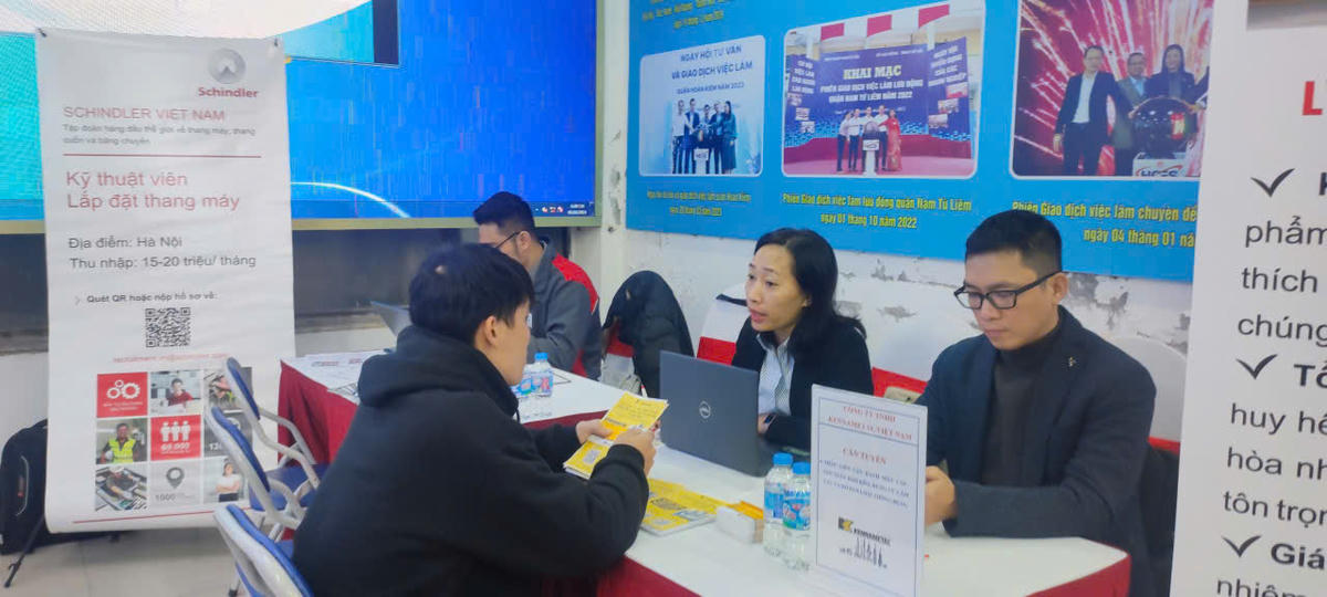 Vị trí tuyển dụng đa dạng và mức lương hấp dẫn tại hội chợ. Ảnh: L.H