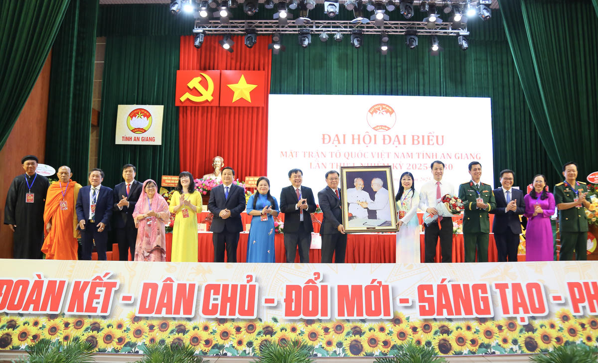 Phó Bí thư Đảng ủy MTTQ, các đoàn thể Trung ương Ngô Văn Cương tặng đại hội bức ảnh Bác Hồ và Bác Tôn - biểu tượng của tinh thần đoàn kết, đại đoàn kết toàn dân tộc. (ảnh: Thanh Tiến)