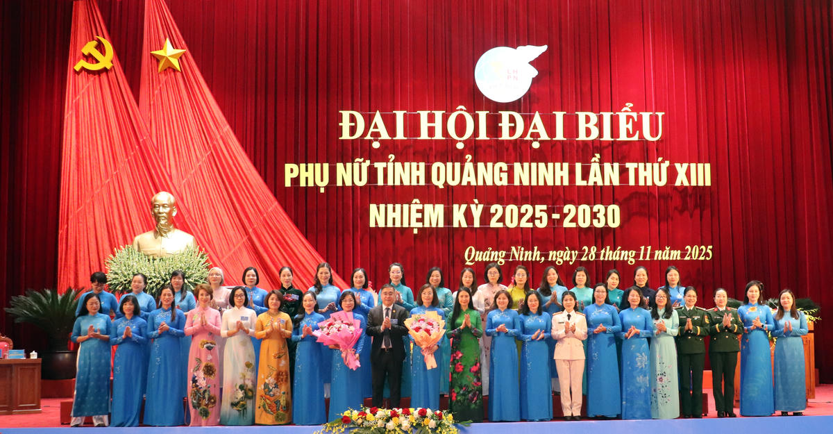 Lãnh đạo Trung ương Hội LHPN Việt Nam và Ủy ban MTTQ Việt Nam tỉnh Quảng Ninh tặng hoa chúc mừng Ban Chấp hành Hội LHPN&nbsp;tỉnh Quảng Ninh khóa XIII. Ảnh: Ngọc Anh.