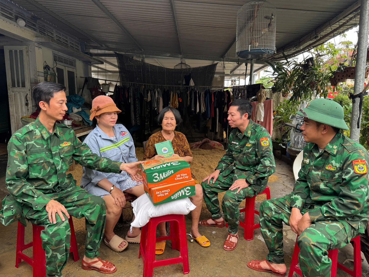 Đại tá Đỗ Quang Thấm chia sẻ, những mất mát của bà con cũng chính là nỗi đau của chúng tôi. Ảnh: Thanh&nbsp;Nga.