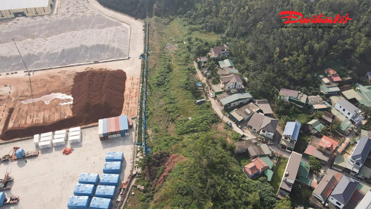 11 hộ dân cho biết, vấn đề này đã được họ kiến nghị nhiều lần tại các cuộc tiếp xúc cử tri của HĐND các cấp. Lãnh đạo tỉnh đều ghi nhận và hứa giải quyết, nhưng nhiều năm qua vẫn chưa có chuyển biến. Ảnh: ĐB