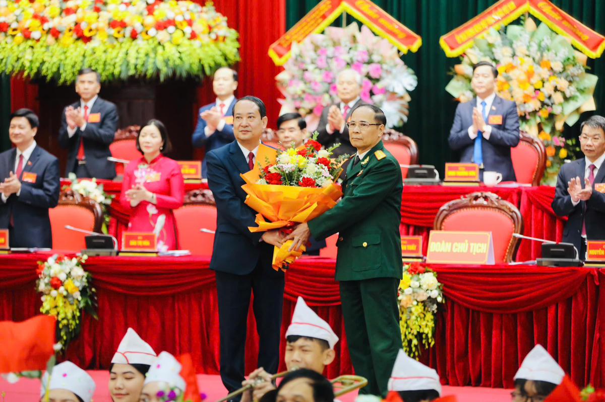 Các tầng lớp nhân dân tỉnh Ninh Bình tặng hoa chúc mừng đại hội. Ảnh: Đức Lam