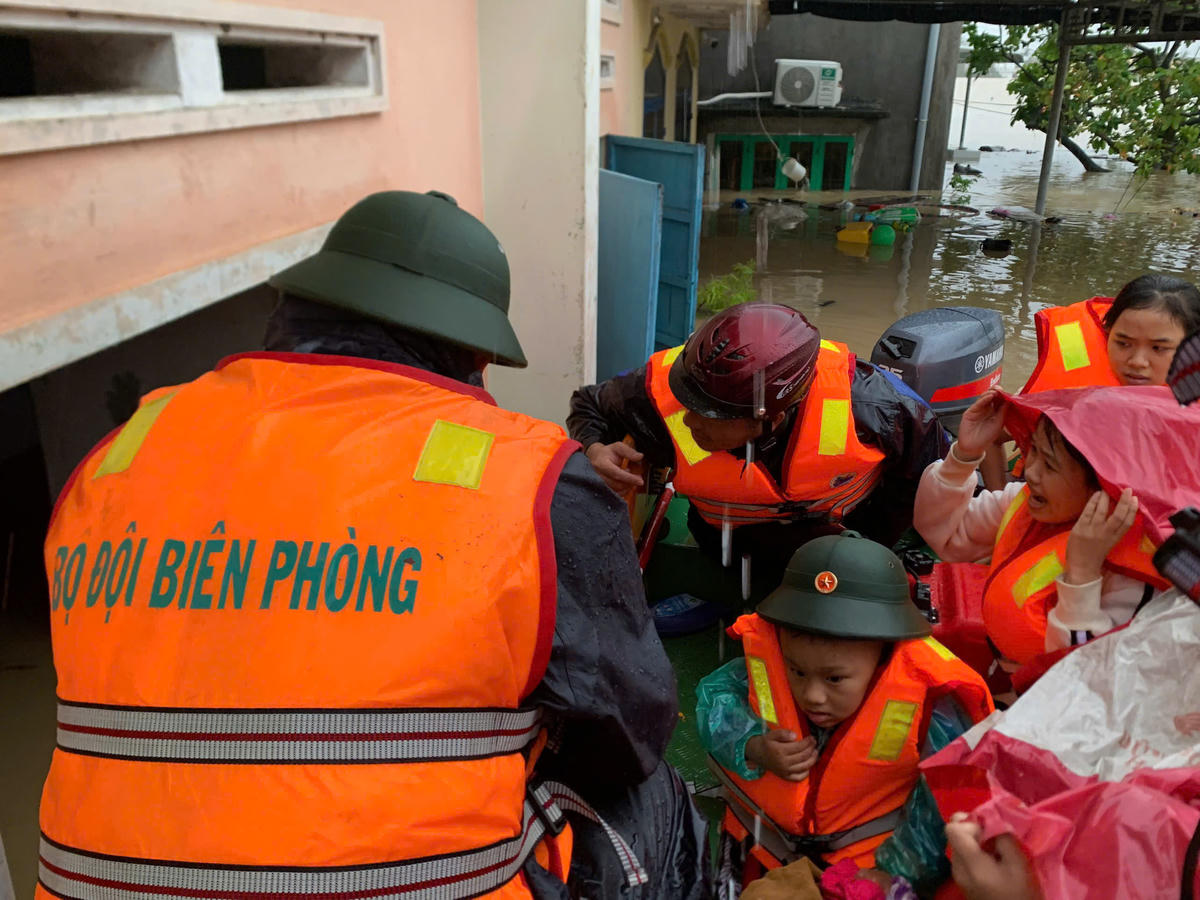 Bộ đội Biên phòng&nbsp;không ngại hiểm nguy, cũng không kịp nghĩ đến chính gia đình mình để cứu dân. Ảnh:Bp.