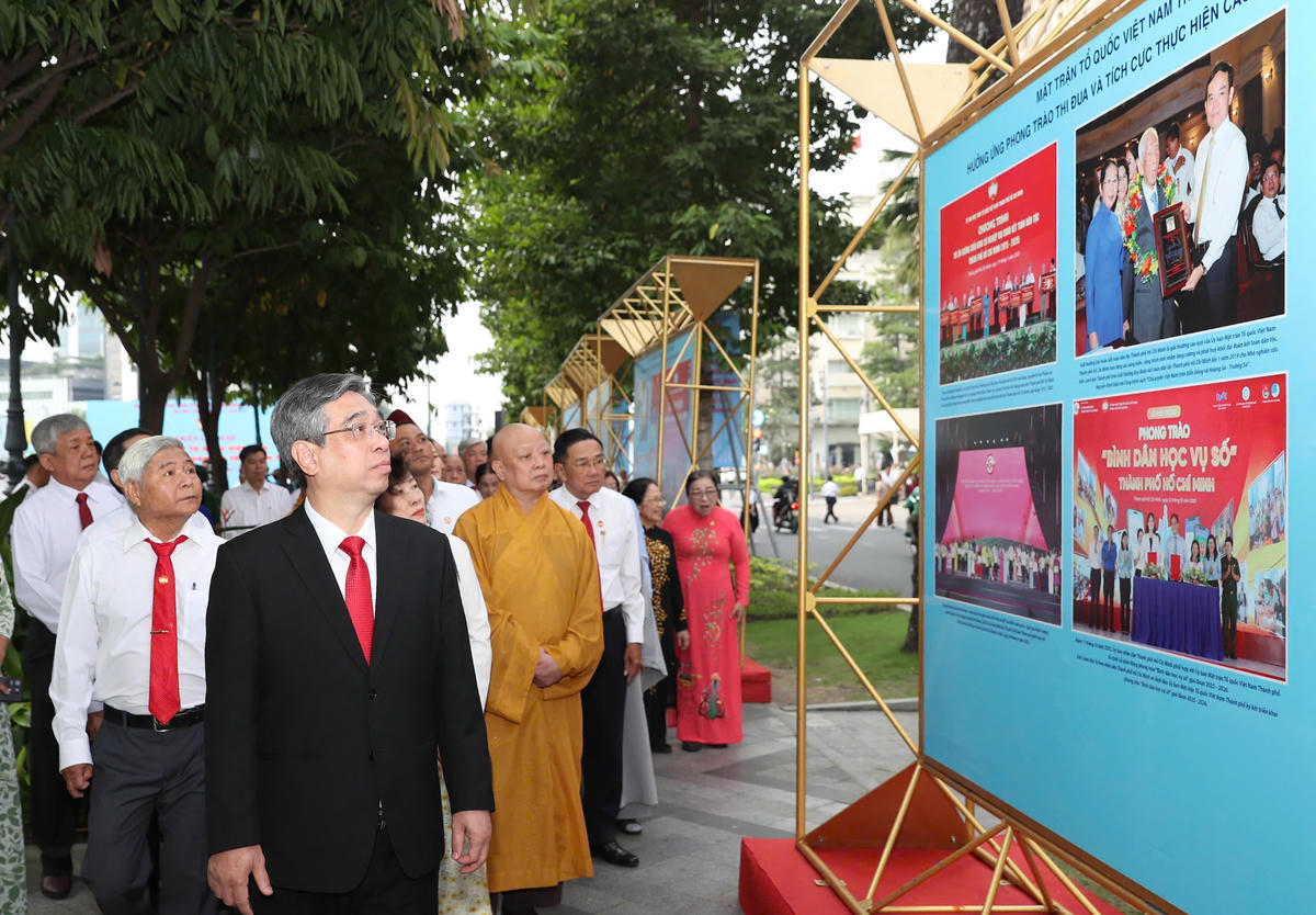 Lãnh đạo TP Hồ Chí Minh và các đại biểu dự đại hội tham quan triển lãm. Ảnh: Tr.A.