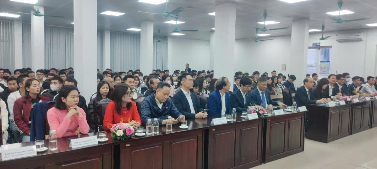 Các đại biểu tham dự khai mạc hội chợ&nbsp;việc làm dành cho lao động trở về từ Hàn Quốc - Nhật Bản và trao giải cuộc thi lao động EPS về nước lập nghiệp 2025. Ảnh: L.H