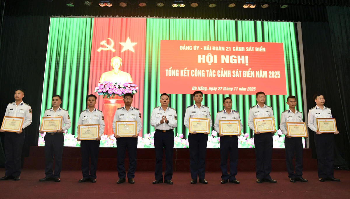 &nbsp;Hải đoàn 21 trao thưởng cho các tập thể đạt danh hiệu “Đơn vị Tiên tiến”. Ảnh: CV.