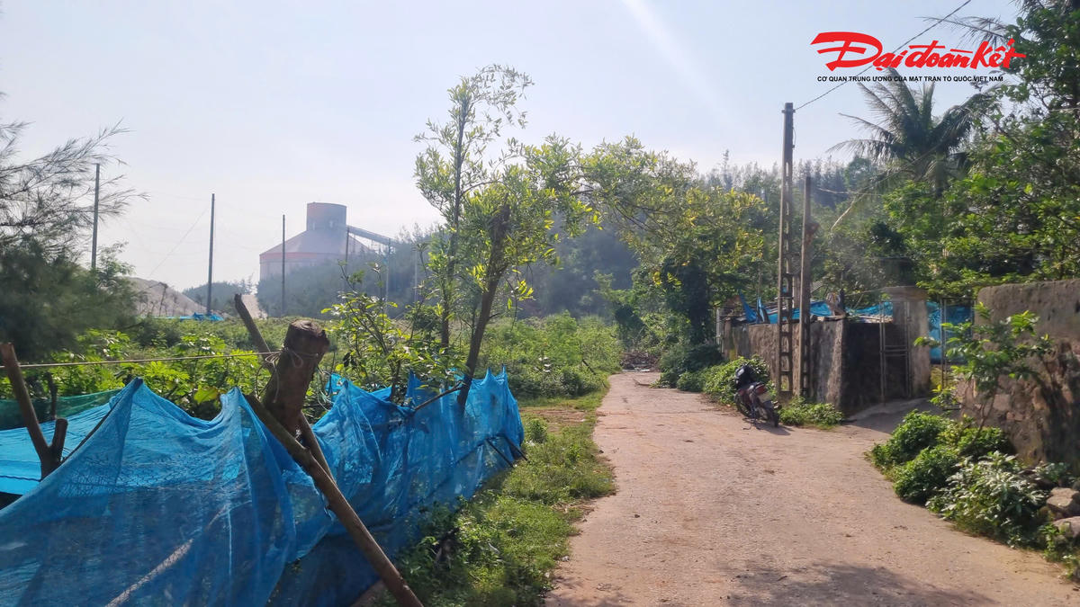 Theo ông Nguyễn Đình Thi - Chủ tịch UBND xã Hải Lộc, điểm nghẽn lớn nhất là kinh phí bồi thường và giải phóng mặt bằng, với tổng dự kiến lên tới 40-50 tỷ đồng, vượt xa khả năng ngân sách cấp xã. Việc xác định cơ quan chủ trì chi trả đến nay vẫn chưa rõ ràng. Xã đã nhiều lần gửi văn bản, làm việc với Ban Quản lý Khu Kinh tế Đông Nam để xin hướng dẫn, nhưng chưa nhận được phản hồi chính thức. Ảnh: ĐB