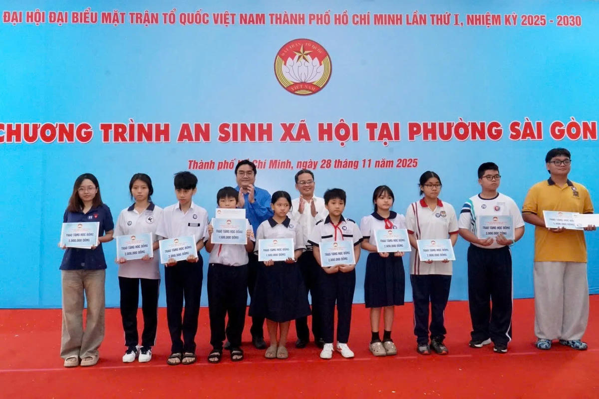 Lãnh đạo Mặt trận TP Hồ Chí Minh trao học bổng cho học sinh, sinh viên tại phường Sài Gòn. Ảnh: B.P.