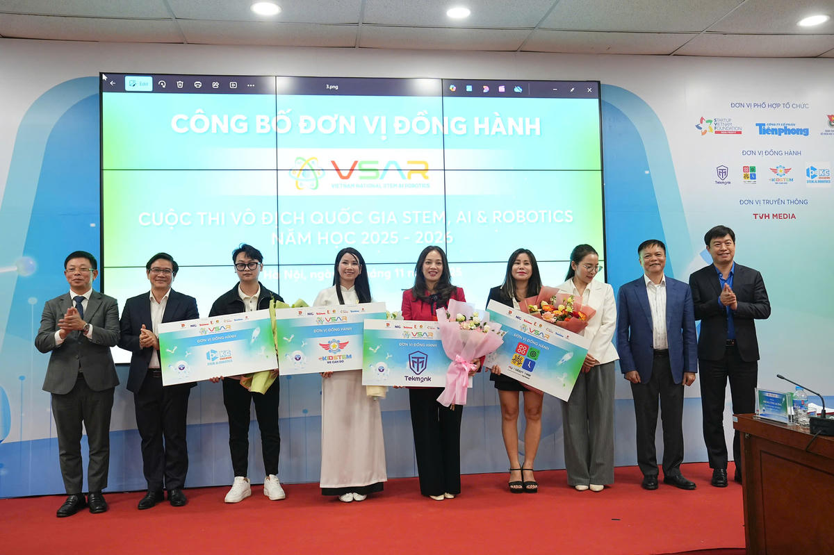 Ban tổ chức trao danh vị cho các đơn vị đồng hành.