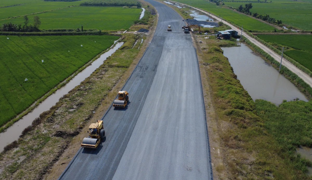 Máy móc hối hả thi công đường Vành đai 3 TP Hồ Chí Minh. Ảnh: Đ.Xá.