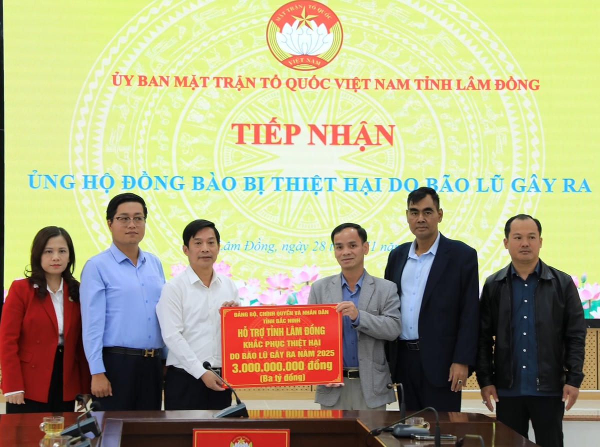 Đoàn công tác tỉnh Bắc Ninh trao hỗ trợ 3 tỷ đồng cho Uỷ ban Mặt trận tỉnh Lâm Đồng để khắc phục hậu quả mưa lũ. (ảnh X.H)