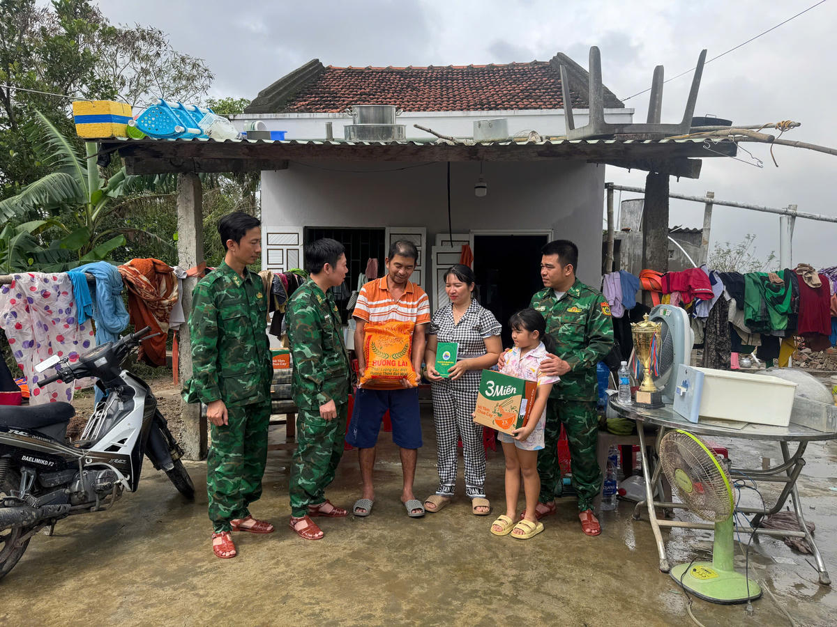 Đại tá Đỗ Quang Thấm đã trực tiếp tới thăm, động viên và trao quà hỗ trợ cho những gia đình quân nhân bị thiệt hại nặng do lũ. Ảnh: Thanh Nga.