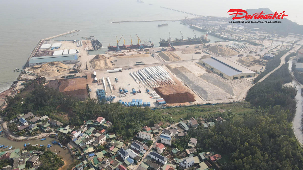 Một phương án từng được tính đến là Công ty CP Xi măng Sông Lam tạm ứng kinh phí GPMB và sau đó được khấu trừ vào nghĩa vụ thuế. Tuy nhiên, phương án này cần có ý kiến chấp thuận của cơ quan có thẩm quyền cấp tỉnh và hiện vẫn chưa hoàn tất thủ tục. “Thậm chí, ngày 24/9/2025, Phó Chủ tịch UBND tỉnh Hoàng Phú Hiền đã giao Ban Quản lý KKT Đông Nam phối hợp xã Hải Lộc đẩy nhanh tiến độ GPMB và bố trí tái định cư. Nhưng đến nay, tiến triển vẫn rất chậm”, ông Thi thông tin. Ảnh: ĐB