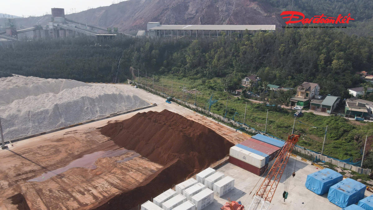 Việc chậm bố trí tái định cư đã ảnh hưởng nghiêm trọng đến đời sống của 11 hộ dân. Gần một thập kỷ chờ đợi, người dân mong mỏi hành động kịp thời để họ được ổn định nơi ở mới, chấm dứt cảnh sống chung với bụi, ồn và xuống cấp. Ảnh: ĐB