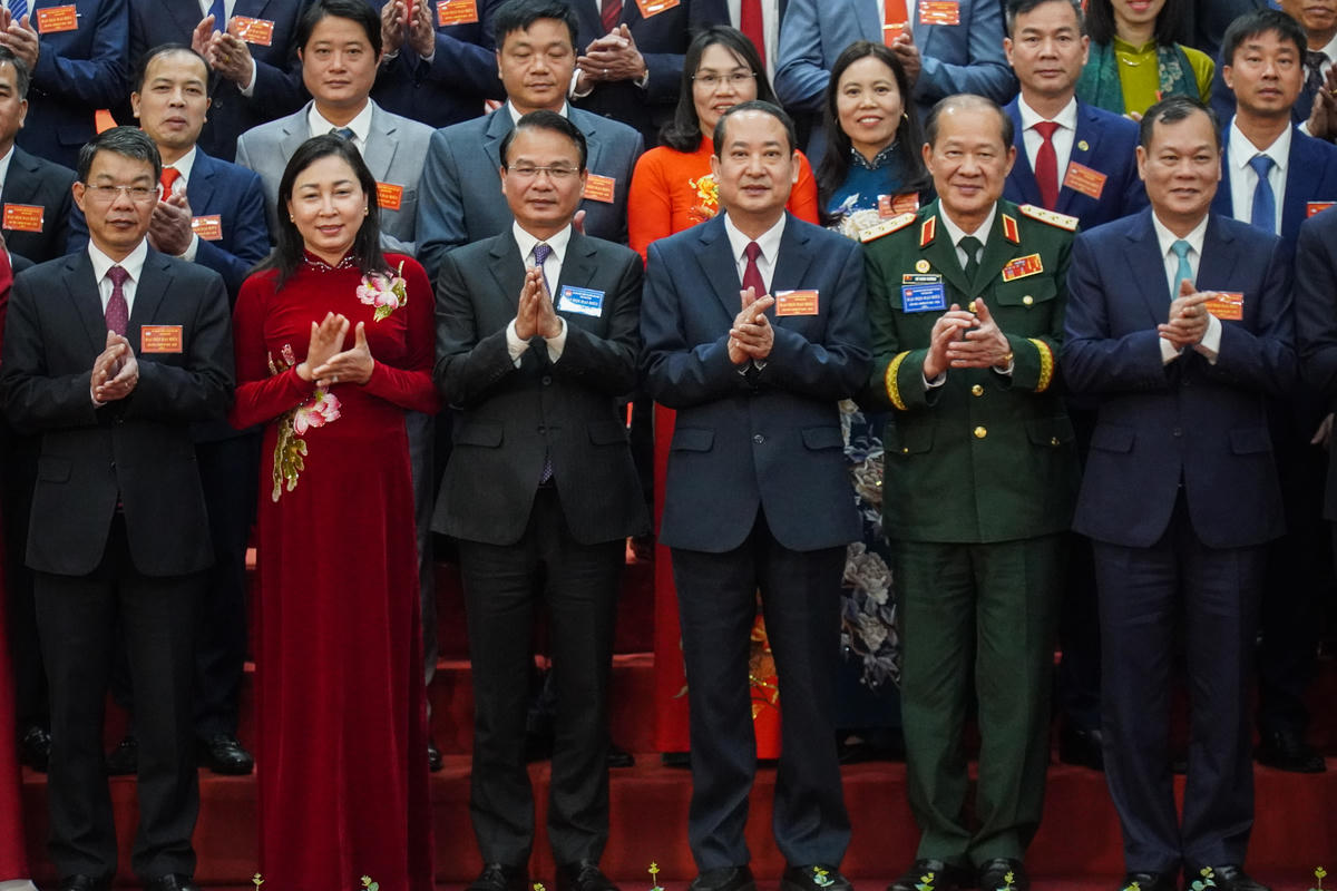 Thượng tướng Bế Xuân Trường và Bí thư Tỉnh ủy Đặng Xuân Phong chúc mừng đại hội thành công tốt đẹp. Ảnh: Đình Minh