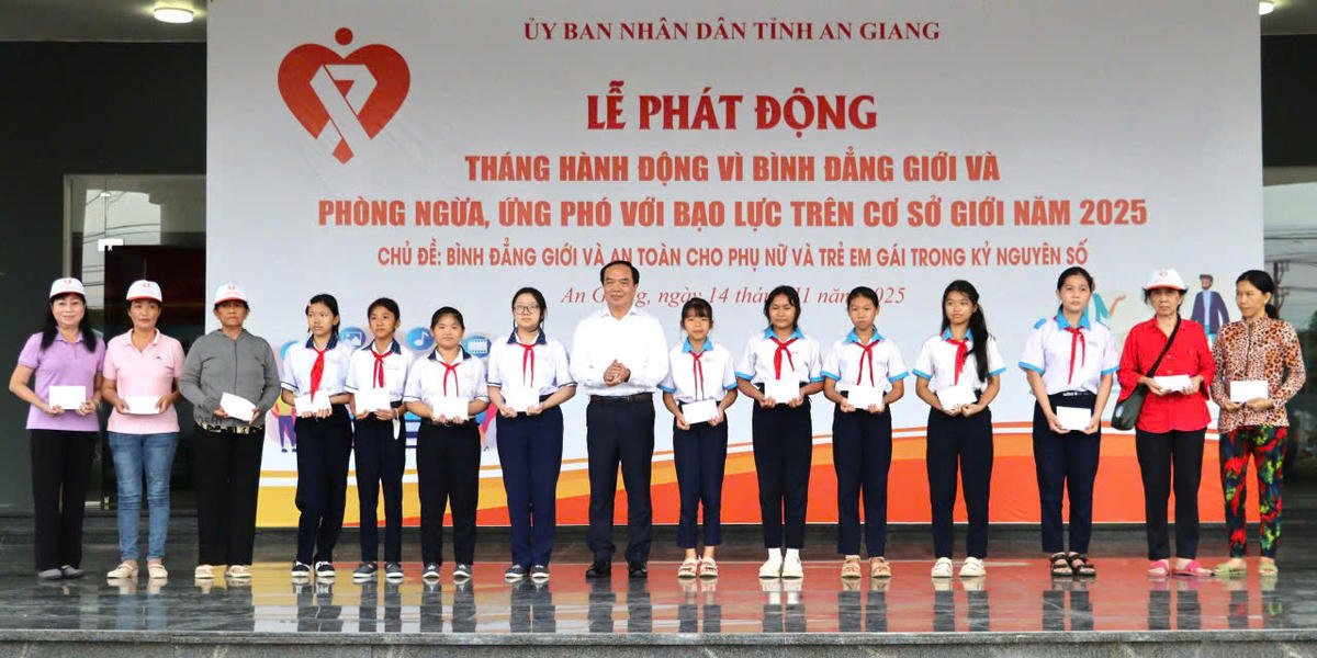 Phó Giám đốc Sở Nội vụ tỉnh An Giang Trương Long Hồ trao quà hỗ trợ cho phụ nữ và học sinh nữ có hoàn cảnh khó khăn (ảnh: Phương Vũ).