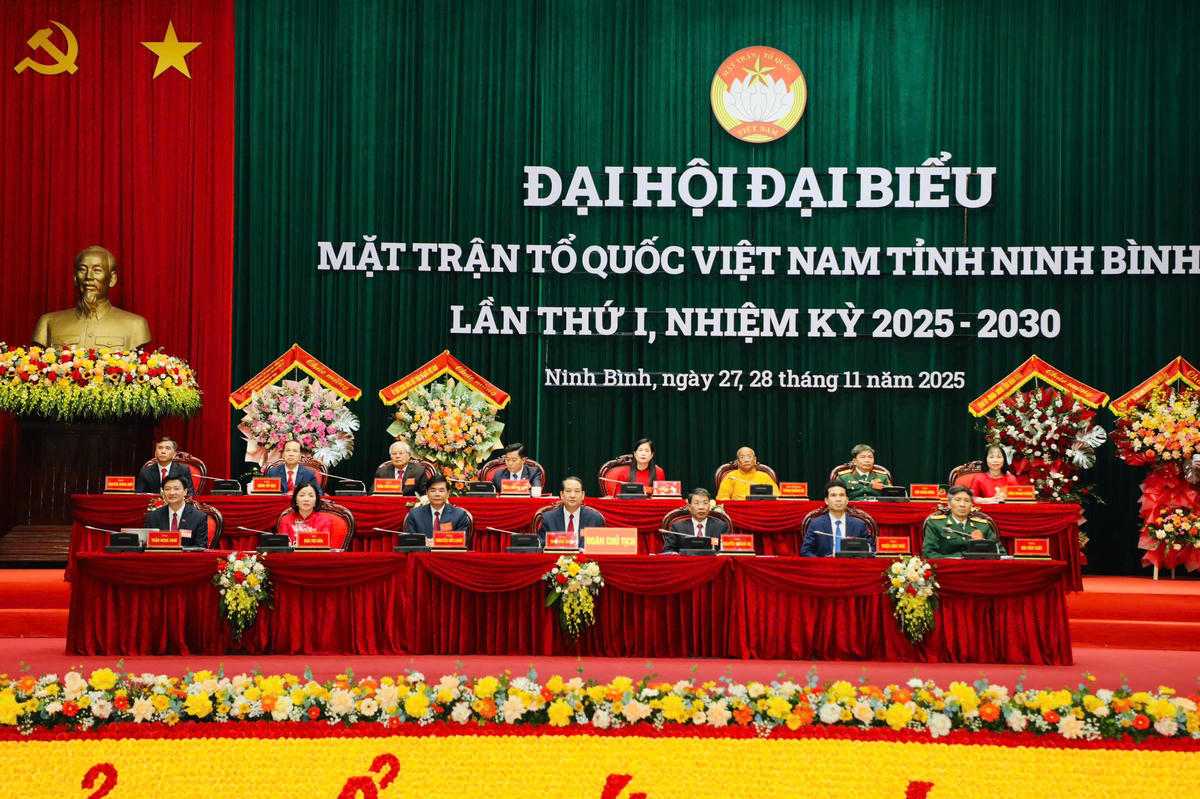 Đoàn Chủ tịch chủ trì đại hội. Ảnh: Đức Lam