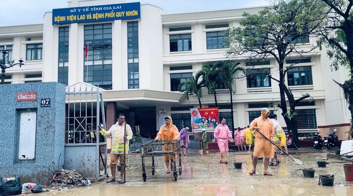 Cán bộ, chiến sĩ Công an dọn vệ sinh môi trường tại bệnh viện. Ảnh: CV.