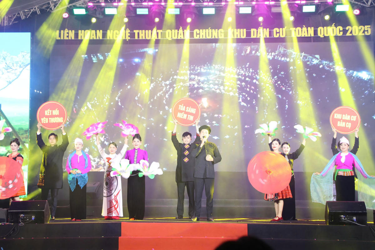 Các đoàn nghệ thuật quần chúng mang đến những tiết mục đơn ca, song ca, tam ca, tốp ca cùng những màn múa giàu cảm xúc