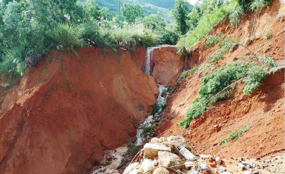 Một số tuyến đường miền núi Quảng Ngãi sạt lở đất đá gây chia cẳt. Ảnh: CV.