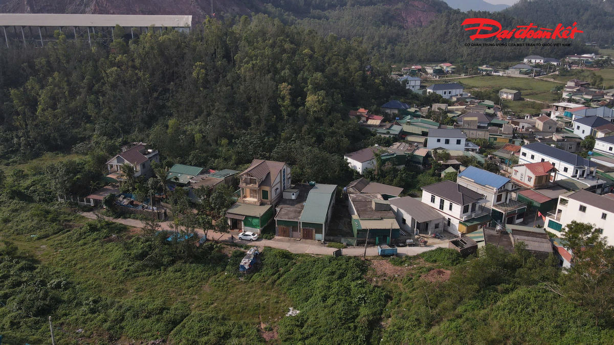 Chị Lê Thị Hải (39 tuổi) xóm Hải Lộc, nhà cách trạm nghiền chưa đến 50 m chia sẻ, nhà sát ngay cạnh trạm nghiền rất bụi bặm và ồn ào, chúng tôi đến đây từ trước khi có dự án hình thành và đã đồng ý di dời. Vậy nhưng, gần 10 năm qua dù khu tái định cư đã có mặt bằng, đường giao thông, hệ thống điện, nước…, nhưng tất cả vẫn bỏ trống. “Người dân mong mỏi từng ngày, nhưng chờ mãi không biết bao giờ mới được chuyển đến nơi ở mới”, chị nói. Ảnh: ĐB