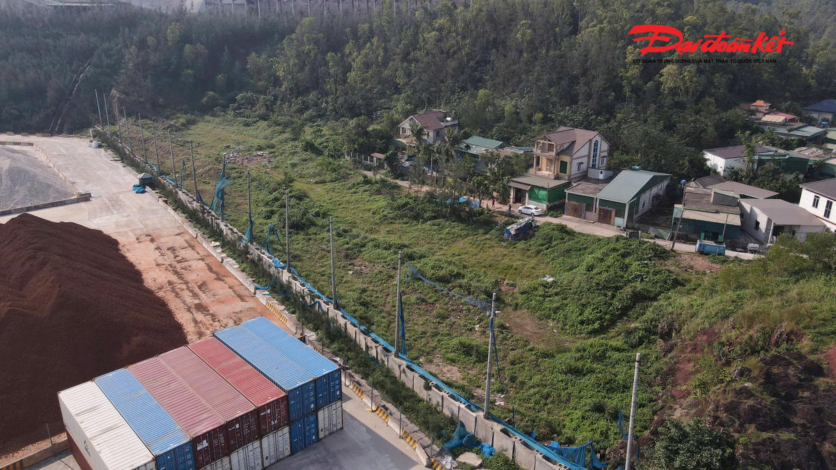 Trong lúc dự án Trạm nghiền xi măng Sông Lam đi vào hoạt động, cuộc sống của 11 hộ dân xóm Hải Thịnh bị đảo lộn do ảnh hưởng bụi xi măng, tiếng ồn từ trạm nghiền và xe vận chuyển ngày đêm khiến môi trường sinh hoạt trở nên ngột ngạt. Ảnh: ĐB. 