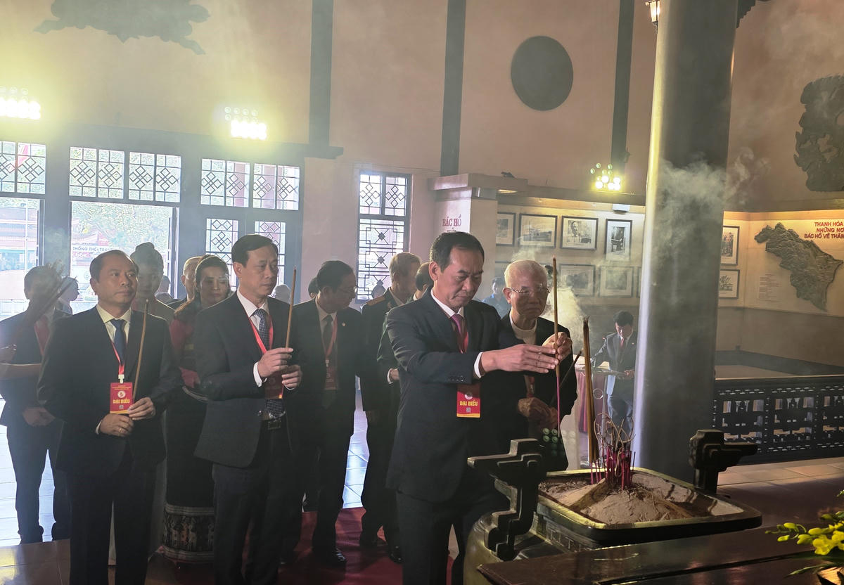 Ông Trịnh Tuấn Sinh, Phó Bí thư Tỉnh ủy, Chủ tịch Ủy ban MTTQ tỉnh Thanh Hóa dâng hương tại Khu tưởng niệm Chủ tịch Hồ Chí Minh. Ảnh: Nguyễn Chung.