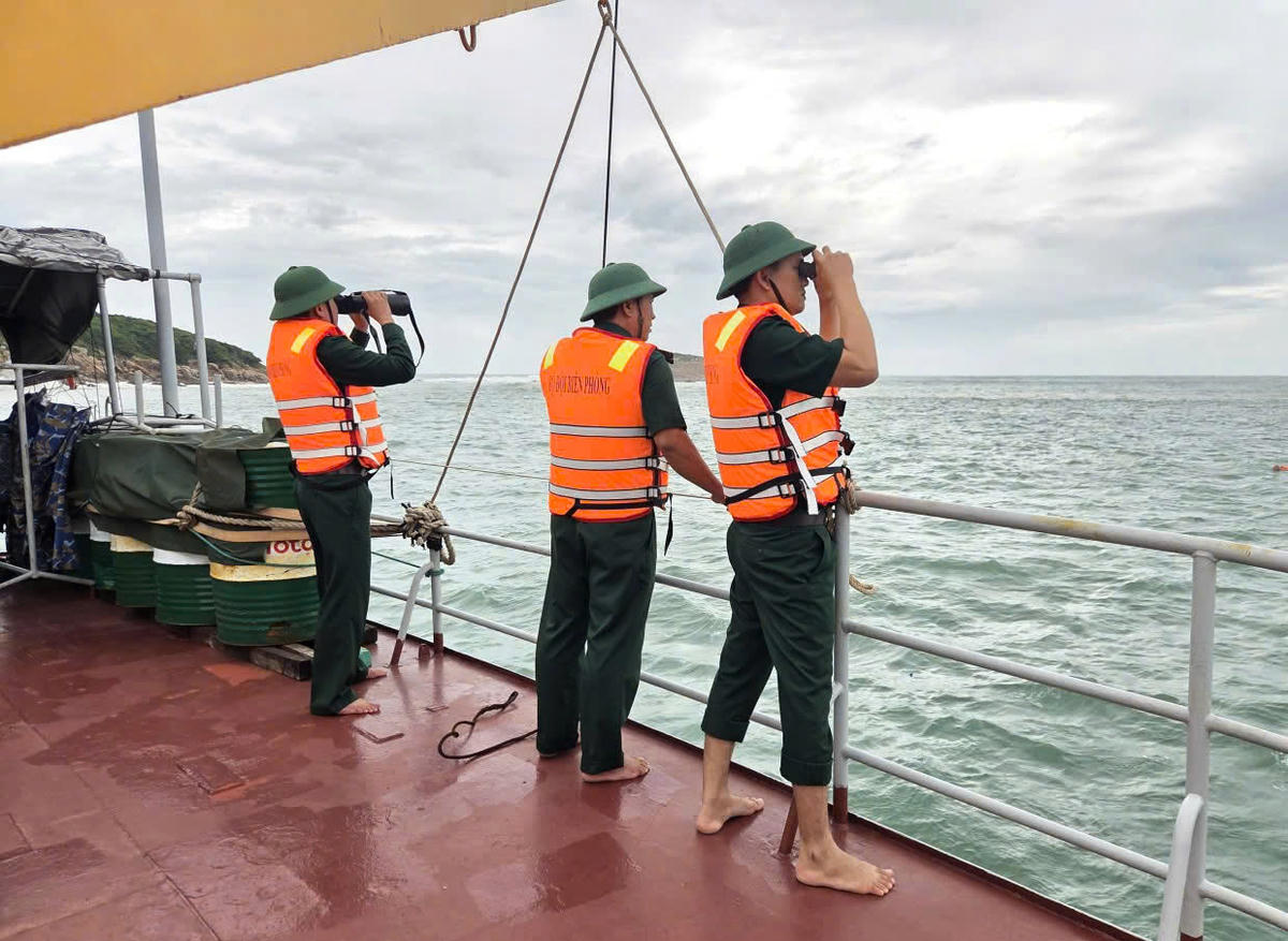 BĐBP Khánh Hòa nỗ lực tìm kiếm 3 ngư dân mất tích trong vụ chìm tàu. Ảnh: Văn Tân.