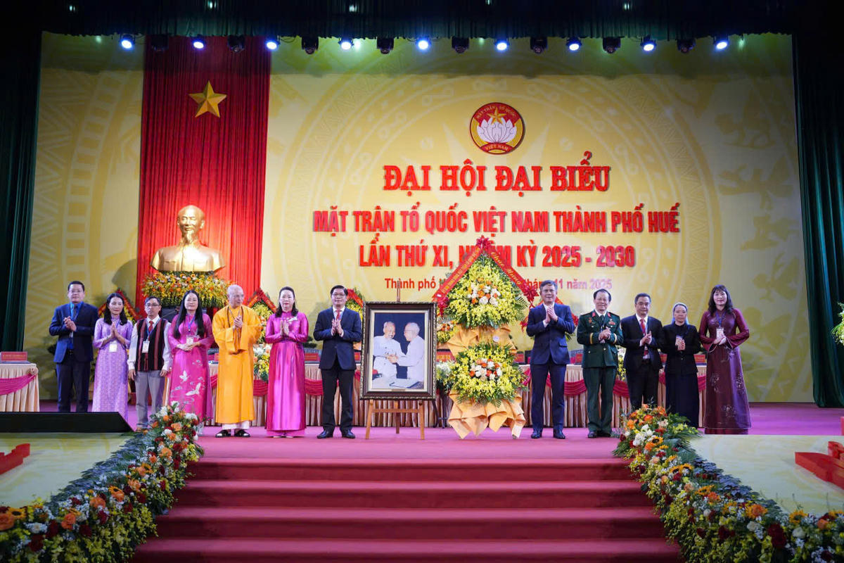 Phó Bí thư Đảng ủy MTTQ, các đoàn thể Trung ương Trần Thắng tặng bức tranh "Bác Hồ và Bác Tôn" chúc mừng Đại hội. Ảnh: P.K.