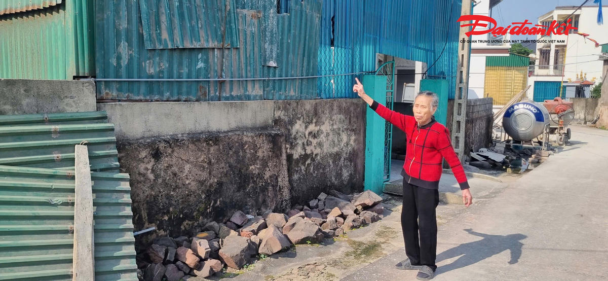 Không chỉ các hộ nằm trong diện phải di dời, nhiều gia đình sống sát trạm nghiền nhưng không được đưa vào danh sách, như bà Hà Thị Chung (75 tuổi), cũng đang chịu ảnh hưởng nặng nề bởi bụi đá và tiếng ồn suốt ngày đêm. Bà Chung mong các cơ quan chức năng xem xét lại để bảo đảm quyền lợi và an toàn cho người dân. Ảnh: ĐB. 
