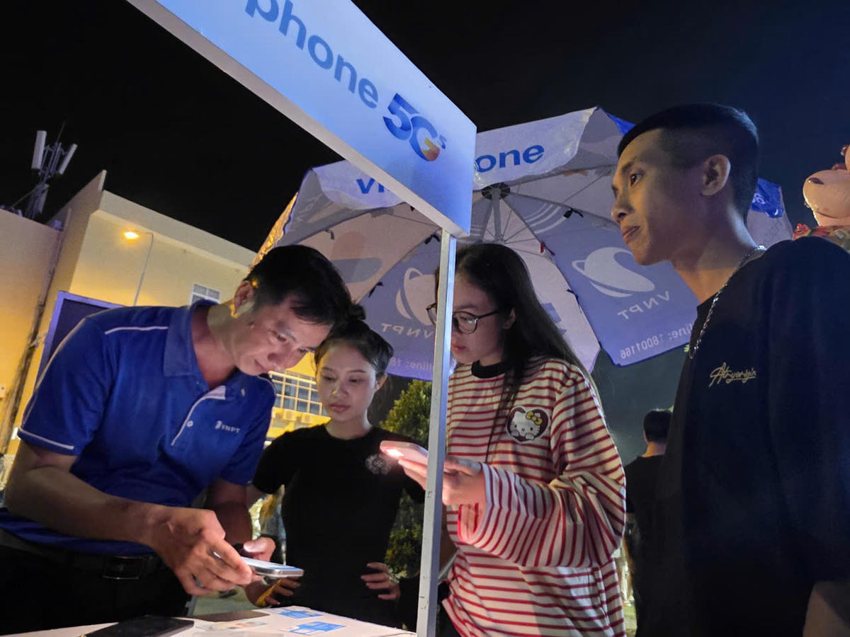 . Khách hàng đăng ký dịch vụ của Vinaphone. Ảnh: Nguyên Du