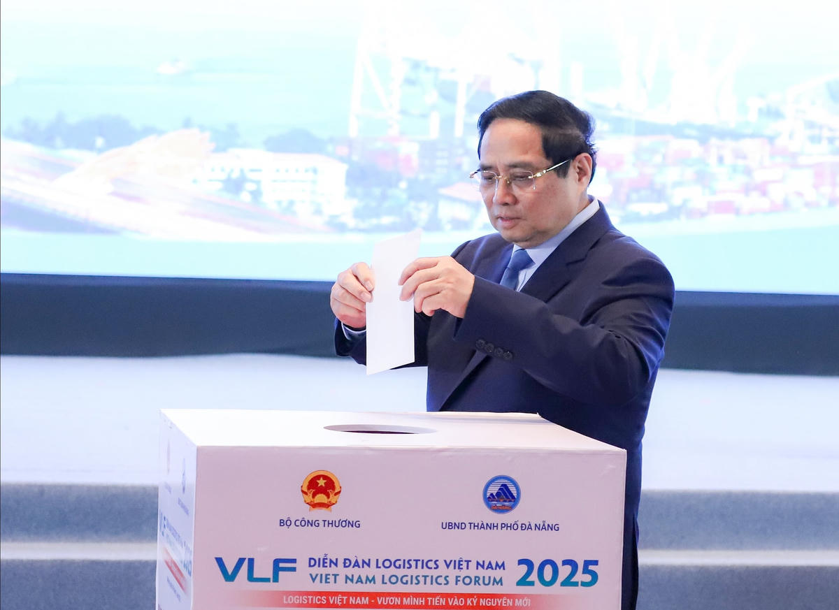 Thủ tướng Phạm Minh Chính ủng hộ đồng bào vùng thiên tai. Ảnh: Nguyễn Tú.