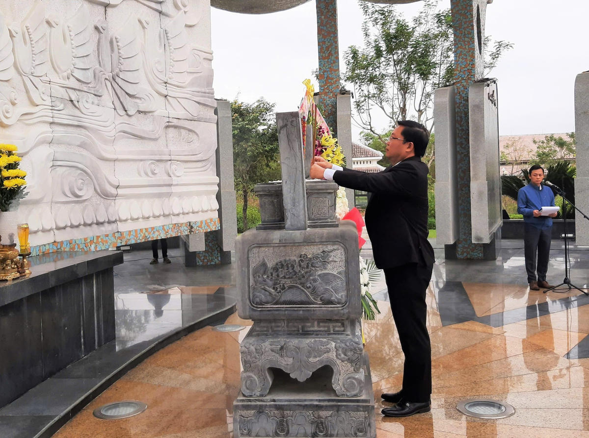 Ông Lê Trí Thanh, Chủ tịch Ủy ban MTTQ Việt Nam TP Đà Nẵng&nbsp;viếng hương tại Nghĩa trang liệt sĩ phía Nam, phường Quảng Phú. Ảnh: C. Đại.