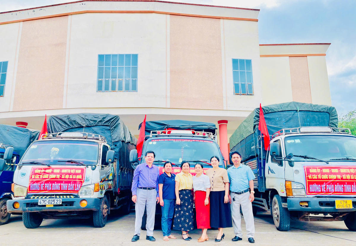 Đoàn chuẩn bị lên đường hướng về bà con vùng lũ. Ảnh: EN.