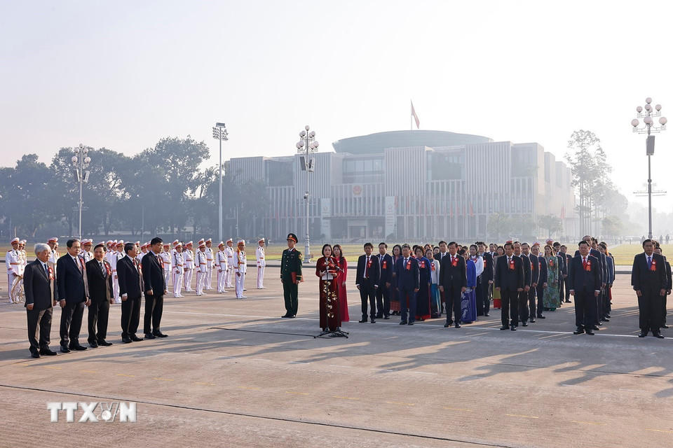 Chủ tịch Quốc hội Trần Thanh Mẫn và các Phó Chủ tịch Quốc hội báo công và vào lăng viếng Chủ tịch Hồ Chí Minh. (Ảnh: Doãn Tấn/TTXVN)