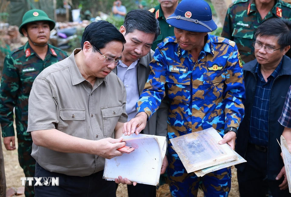 Thủ tướng Phạm Minh Chính thăm hộ gia đình có nhà bị sập hoàn toàn tại thôn Phú Hữu, xã Hòa Thịnh. (Ảnh: Dương Giang/TTXVN)