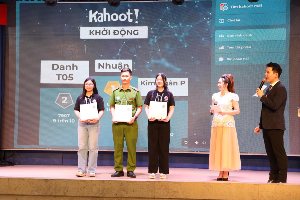 Quang cảnh trao giải cuộc thi trực tuyến “Tìm hiểu pháp luật liên quan đến việc tham gia giao thông trên đường cao tốc”. Ảnh: Kim Sáng.