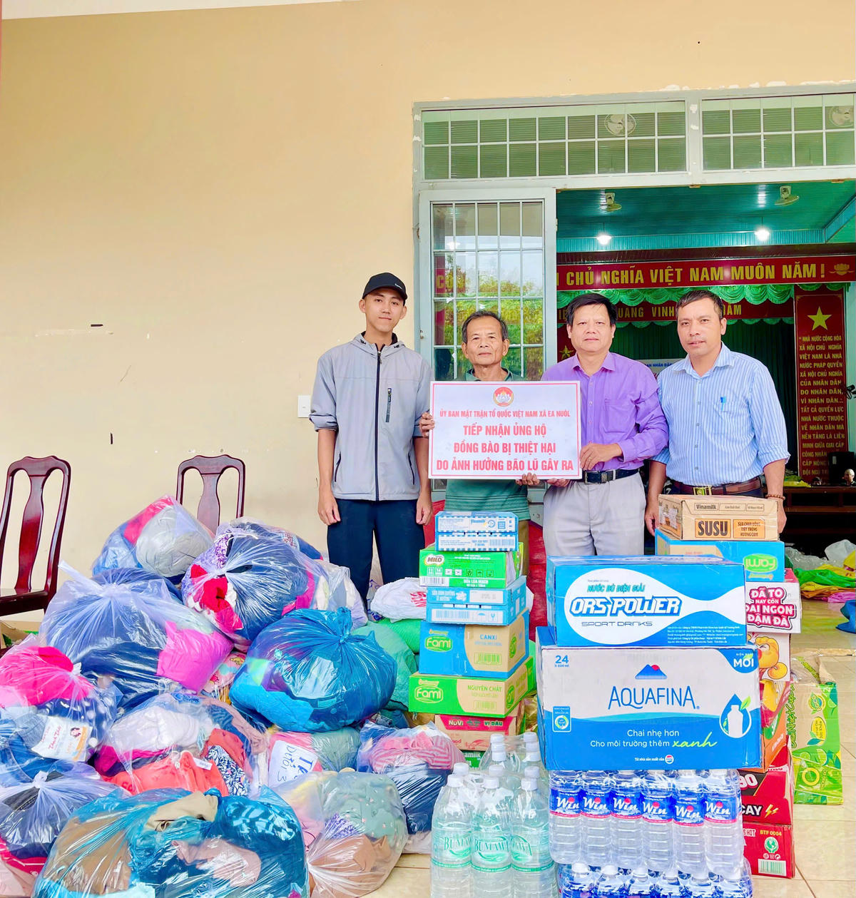 Ông Đặng Văn Bằng, Bí thư Đảng ủy, Chủ tịch HĐND xã Ea Nuôl tiếp nhận hàng cứu trợ. Ảnh: EN.