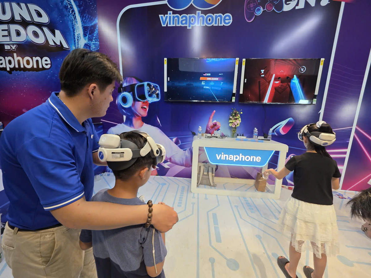 Khách hàng trải nghiệm công nghệ 5G thực tế ảo. Ảnh: Nguyên Du