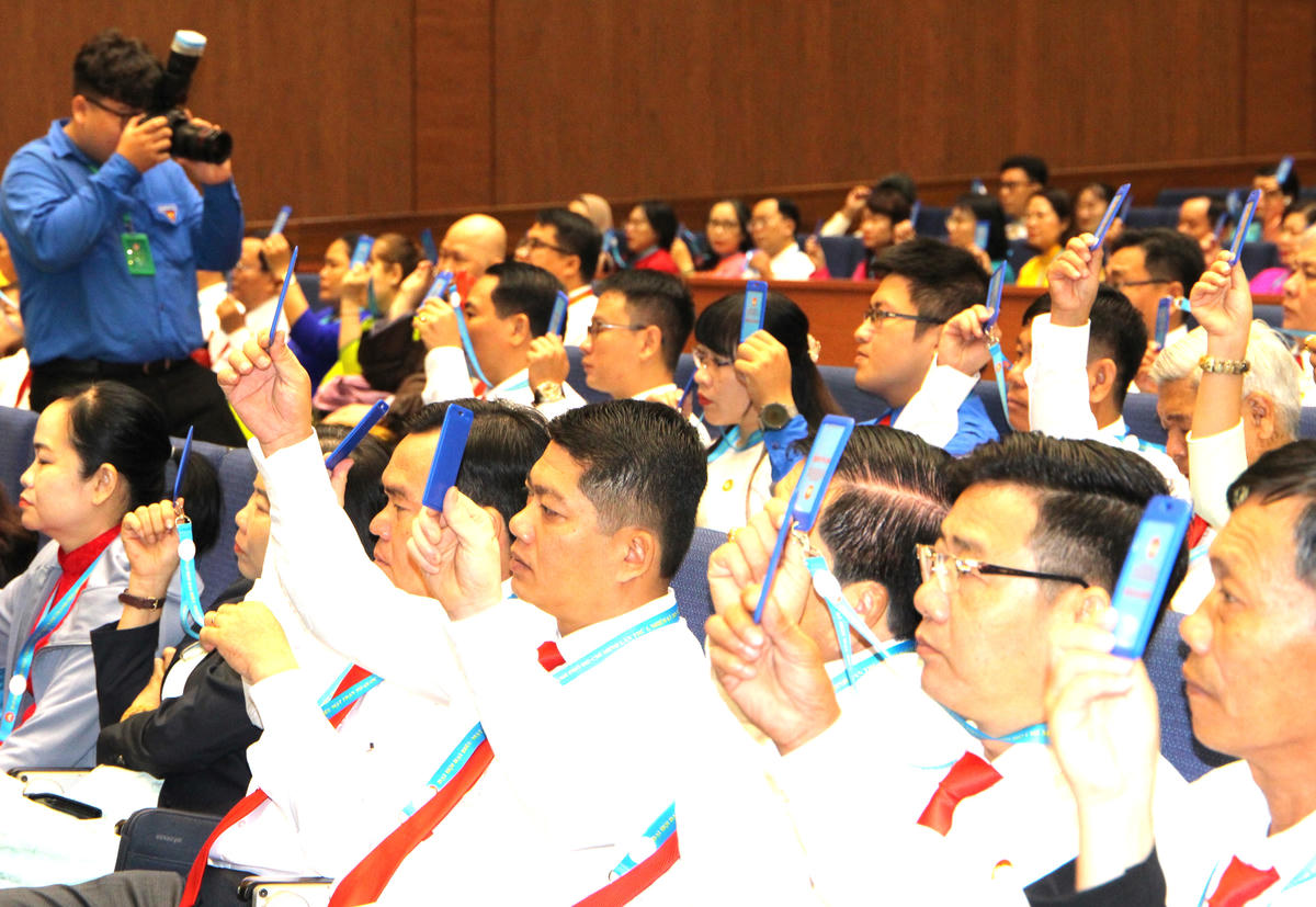 Đại biểu biểu quyết thông qua chương trình đại hội. Ảnh: Q.Đ.