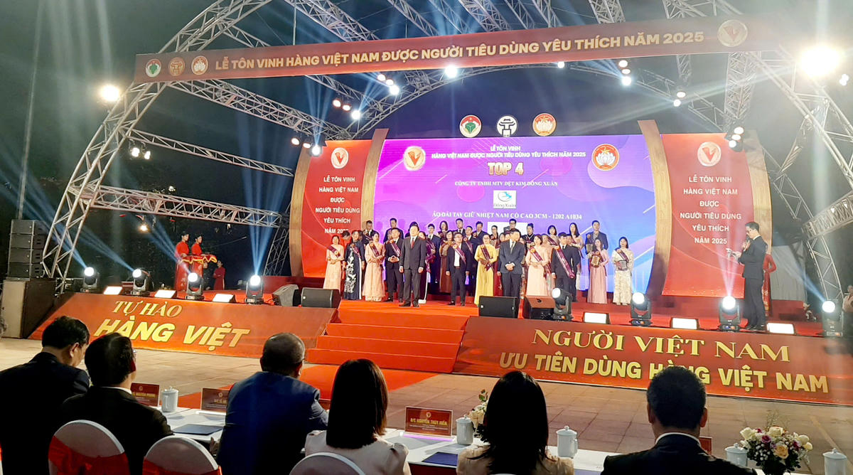 Quang cảnh Lễ tôn vinh "Hàng Việt Nam được người tiêu dùng Thủ đô yêu thích" năm 2025.&nbsp;
