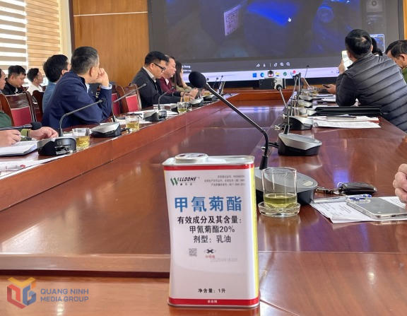 Mẫu hóa chất lạ phát hiện trong nuôi trồng thủy sản được mang đến buổi làm việc ngày 27/11 tại xã Quảng Hà. Ảnh: Minh Đức.