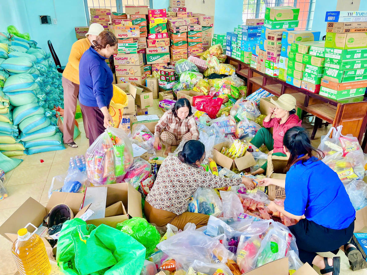 Mặt trận, Đoàn thanh niên gói quà gửi về bà con vùng lũ. Ảnh: EN.